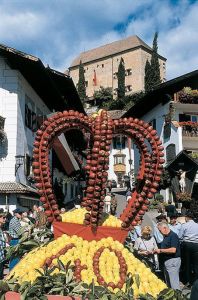 Mit Lanze und Apfelkrone