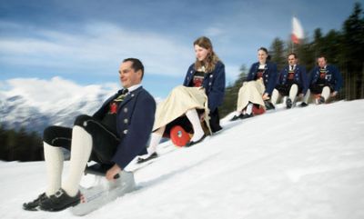 Auf einer Kufe rasant ins Tal: