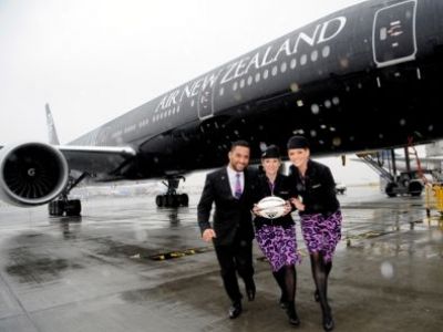 Air New Zealand All Black B777-300 landet in London Heathrow