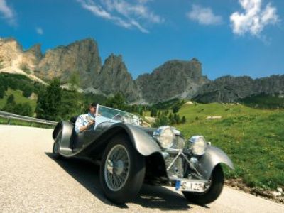 Alpine und automobile Kurvenwunder