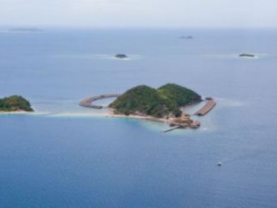 Ein Resort mit 80 auf Stelzen über dem Wasser schwebenden Villen