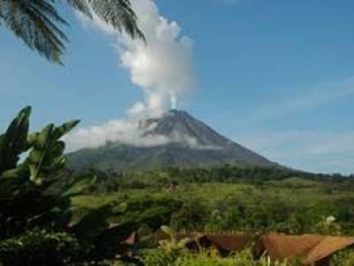 Costa Rica: gruenes Land rote Lava weisse Strände