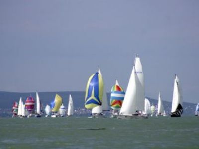 Rund 600 Segelboote beim „Blauen Band“ auf dem Balaton